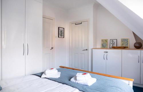 BOHO BEACH HOUSE- SLEEPS 8- 2 MIN DRIVE FROM BOSCOMBE PIER- SUPERFAST WiFi- FLAT SCREEN SMART TV- FREE ON STREET PARKING! - Photo 17