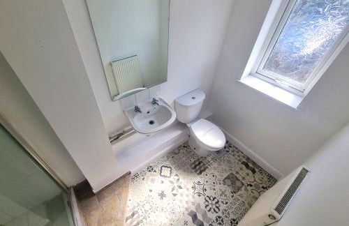 3 Bedroom House Perfect for Family Work Stays Easy Access to Manchester Oldham - Foto 26