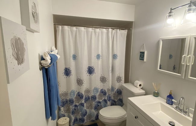 Tropical Theme Home Steps from the Beach - Foto 12