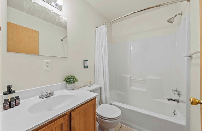 Lake + Pool Access, Game Room, Firepit, Deck Tawny and Peaceful by Avantstay - Foto 29