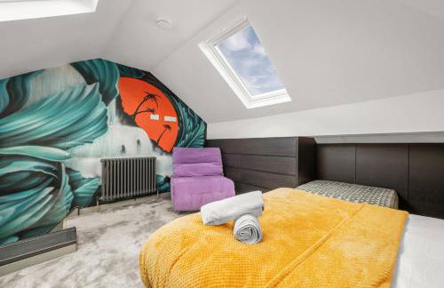 West Didsbury Retreat l Cinema l Sleeps 8 - Photo 32