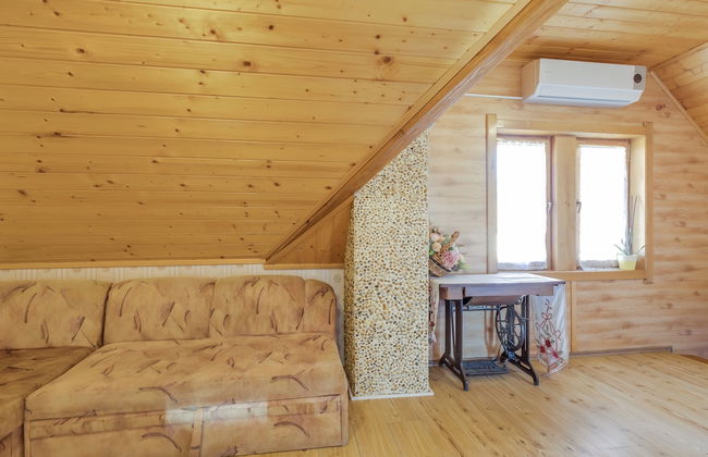 Rustic Cottage With Heated Pool - Photo 18