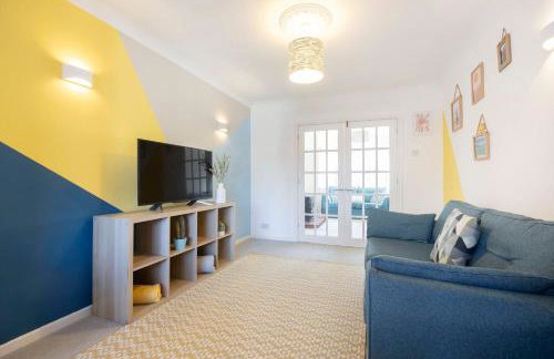 Charming 3 Bed Home in Churchdown with Hot Tub - Foto 3