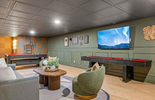 Newly Renovated Luxe Home near Asheville | Pool, Hot Tub, Theater & Games! - Foto 45