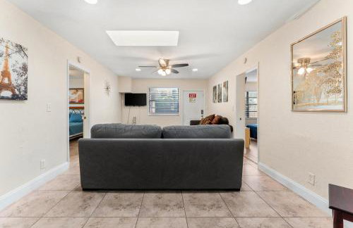 Spacious 5BR Home with Pool, Near Downtown & Beach - Foto 27