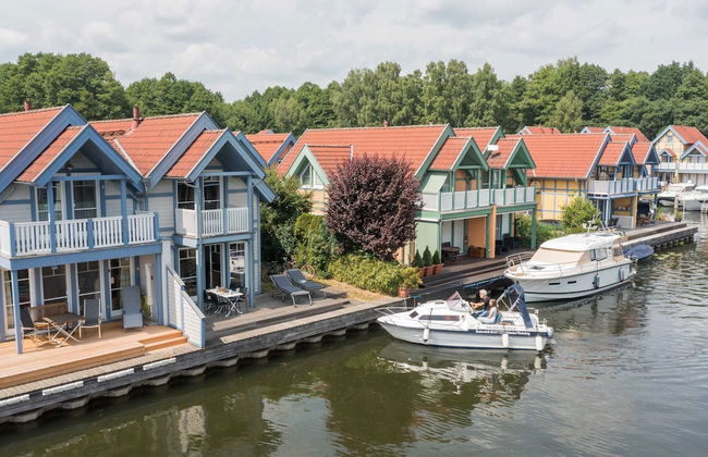 Cozy Holiday Home with Wood Burning Stove near Water - Foto 16