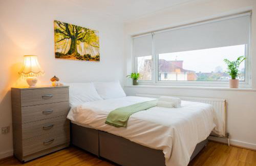 Beautiful Modern Home in London, Free Parking, Family Home, Sleeps 9, Close to Railway Station - Foto 22