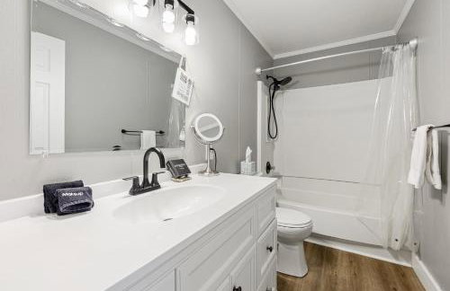 Bryan Lake Oasis in Downtown Lake Ann - Foto 48