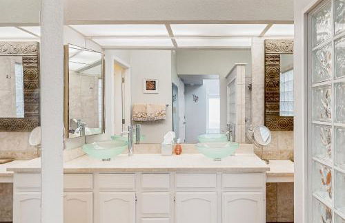 Lake view desert stay with pool, patio, grill, & smart TVs - snowbird-friendly - Foto 18