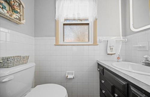 3BR Overland Park Home with Patio and Waterfall Pond - Foto 23