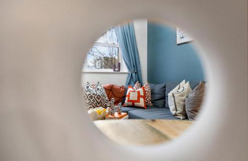 1-Bedroom Luxurious, City Centre, Chic & Stunning Apartment in Southampton, Sleeps 4 - by Blue Puffin Stays - Photo 17