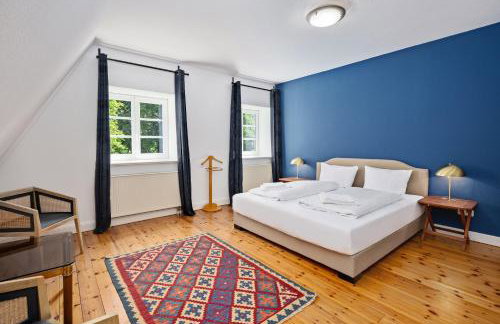 GUT KLETKAMP "Altes Torhaus" - Historisches Ferienhaus mit 5 Schlafzimmern I Kamin I Garten & Terrasse I Seeblick I 15 Min zur Ostsee I Moderne Küche I Hundefreundlich I Parkplätze I WLAN - Foto 11