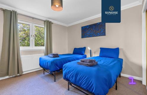 Muirton House 2 - INVOICE and REDUCED PRICE only via SUNRISE SHORT LETS DUNDEE, SLEEPS 8 has 4 Twin Bedrooms with 4 Car Parking, 2 Baths, 5 Smart TV, Fully Equipped, Garden, Free WiFi, and ONLY 9 Mins to STANNERGATE Ports - Foto 49