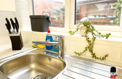 KozyGuru / Wigan / 2BR 4Beds / Newly Refurbished Stylish Holiday House / Close to Big Retail Park / UWNE034 - Foto 30