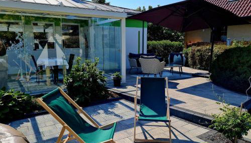 Ferienhaus Grüner Bungalow Kontaktloser CheckIn - Foto 2, Garden, sunbed, Garden view