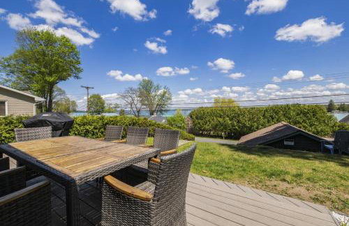 Beautiful Torch Lake House with Beach Access home - Foto 13