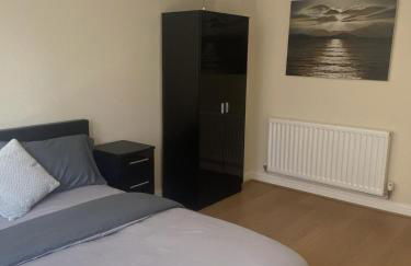 4 Bed House - Sleeps 8 - Wifi - Parking - Foto 6