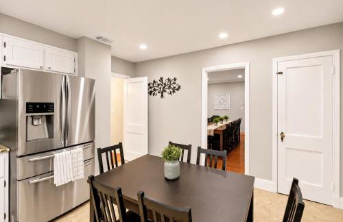 Stately 5BR Historic Retreat - CozySuites - Foto 28