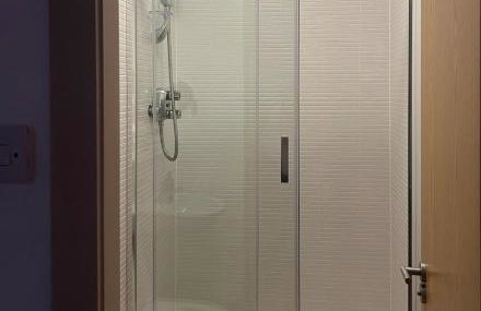 Spacious Modern 3-Bedroom Apartment with Balcony & Free Parking near City Centre - Foto 11