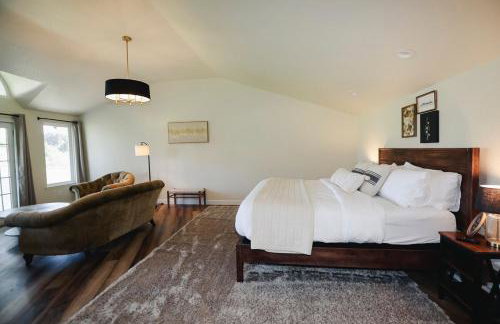 Riverfront Beauty with Pickle Ball Court - Foto 25