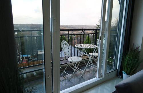 2 Bedroom Scenic Apartment, with Balcony View & Parking - Foto 2
