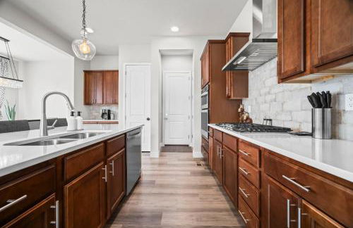 Rooftop Sunset Escape BBQ & Billiards Sleeps 8 - Foto 32