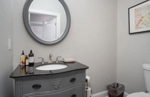 Beautiful 4 Bedroom House Near Downtown Columbus with Garage Parking and Backyard - Foto 9