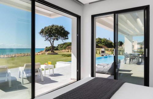 Seafront Villa Nafsika - Private Heated infinity Pool - Direct access to the beach - Play area - Foto 27