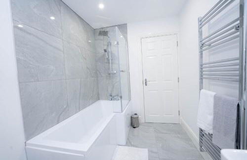 Entire Modern Home with Private Parking for 6/8 Persons - Photo 6