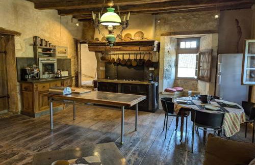 Prieuré du XVème restauré, jardin clos de 2000 m², piscine, cheminée, WiFi fibre, proche église - FR-1-653-219 - Foto 21