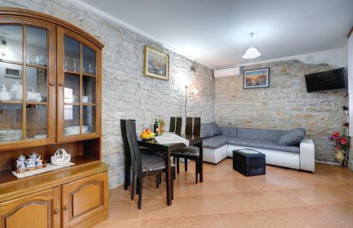 Preiswerte und schöne Ferienwohnung mit Pool, WLAN, Terrasse und Grill - Foto 9