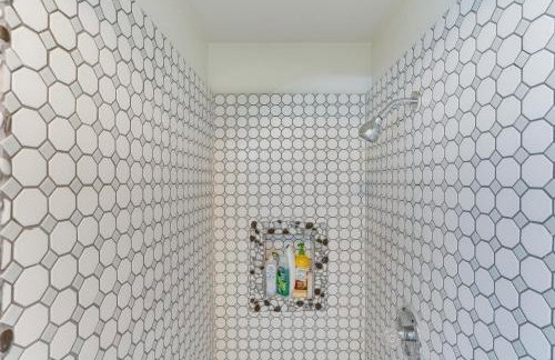 Crestline Home with Private Hot Tub Steps to Lake! - Foto 19