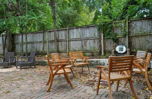 Group Stay Near DC 2BR w Yard on Arlington Blvd - Photo 9