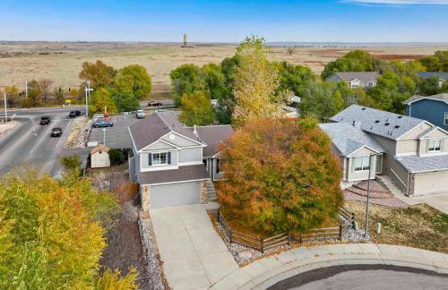 4BR w Fireplace Backyard BBQ near Peterson AFB - Foto 39