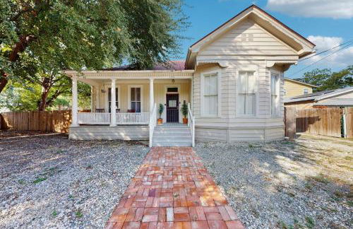 Historic charmer with updated appliances, enclosed yard, & AC - near downtown - Foto 1