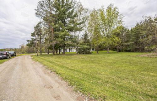 Serene Riverside Retreat home - Foto 32