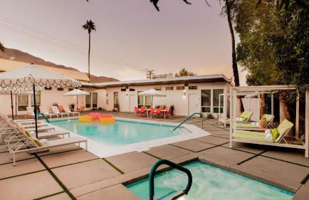 2 Rooms Sleeps 8 Retro Hotel w Pool Wesley King Studio Buyout by AvantStay - Foto 30