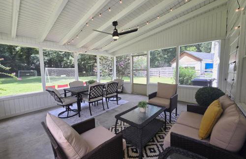 Cozy 5 BR Retreat Coffee StationFirepitPatio - Photo 32