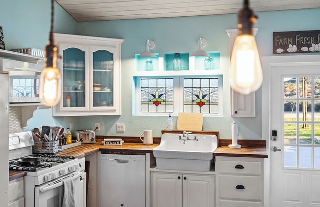 Kingsby Cottage - 1BR & Mountain Views - Photo 6