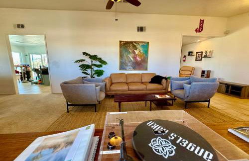 Epic Views, Huge House, Acres of J-Trees to explore, Hot Tub, Pool, AC, and Mini-Golf - Foto 18