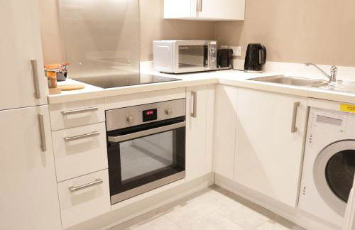 Modern 1 Bedroom Apartment Free Parking WiFi Near City Centre - Photo 3