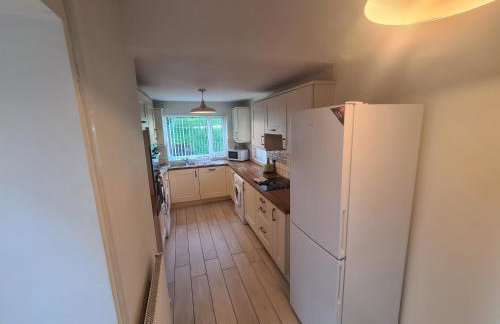 L & J Escapes - 8 Bedrooms suitable for Contractors and Families- Private parking available for 6 vehicles - Foto 23