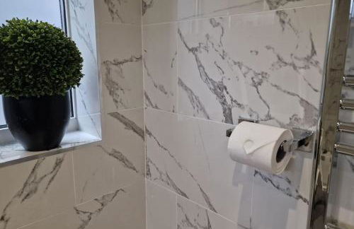 Stunning, clean, free parking home, ideal long stays - Foto 46