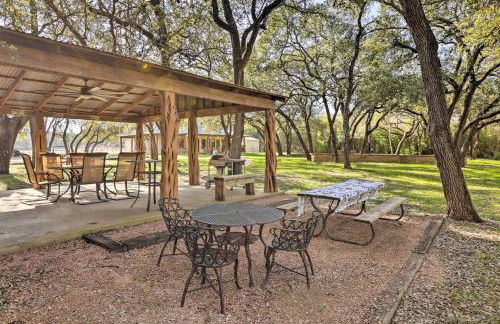 Riverfront Blanco Home with Shaded Porch and Hot Tub - Foto 25