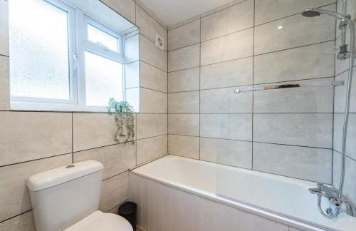 Briants, for Families & Contractors - Free Parking - Photo 16