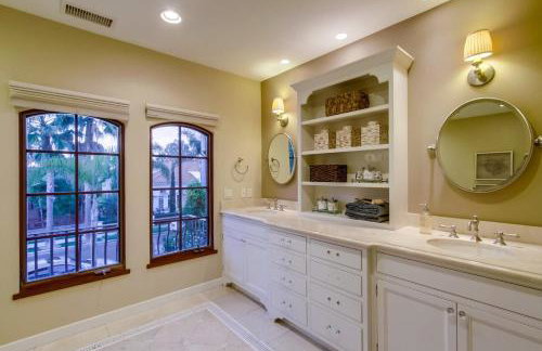 Mediterranean Beauty with Rooftop Deck and Views - Foto 27