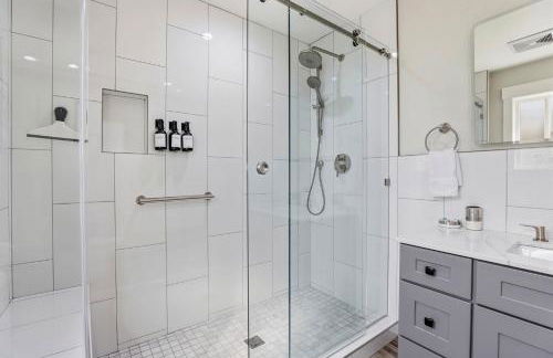 Angie Oasis Yard, Loft & Stocked Kitchen - Photo 17