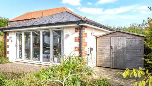 Open Plan Dog Friendly Annexe Sleeping 2 I Near Local Beaches & Chichester with FREE Parking - Foto 4, Garden, Garden view