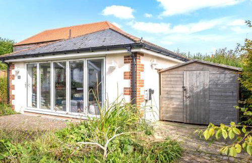 Open Plan Dog Friendly Annexe Sleeping 2 I Near Local Beaches & Chichester with FREE Parking - Foto 4