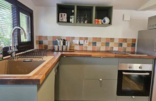 Treetops Lodge, private Cornish hideaway, parking, garden - Foto 52